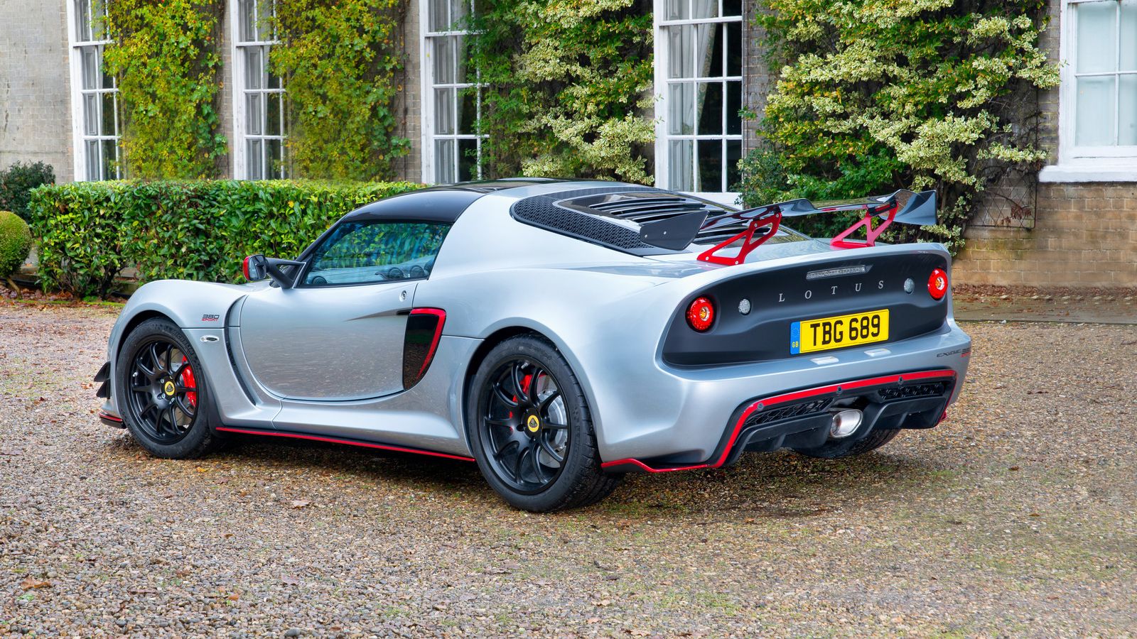 Το βάρος της Lotus Exige Sport 380 είναι μόλις 1.066 κιλά, 25 κιλά λιγότερα από την Exige Sport 350. Η μείωση αυτή επετεύχθη μέσω της εκτεταμένης χρήσ